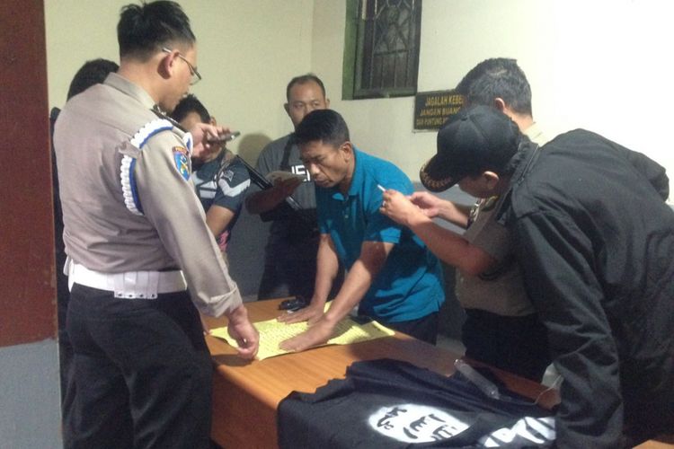 Polisi saat mengecek surat kaleng dan bendera yang diduga ISIS di Mapolsek Kebayoran Lama, Selasa (4/7/2017).