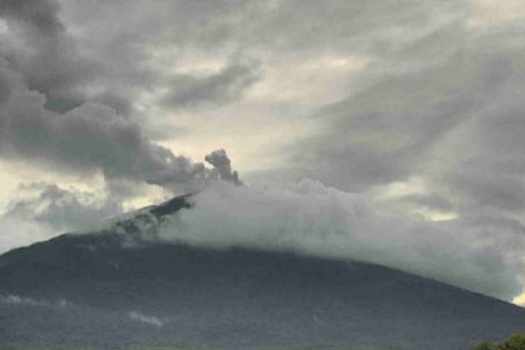 Foto: Gunung api Ile Lewotolok, Kabupaten Lembata, NTT kembali meletus, Kamis (30/6/2022).
