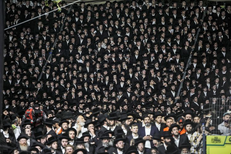 Perayaan orang Yahudi Lag BaOmer di Gunung Meron, Israel pada Kamis (29/4/2021) sebelum terjadi insiden robohnya tribun. [JALAA MAREY/AFP]