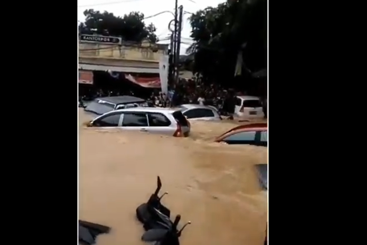 Tangkapan layar mobil terseret banjir