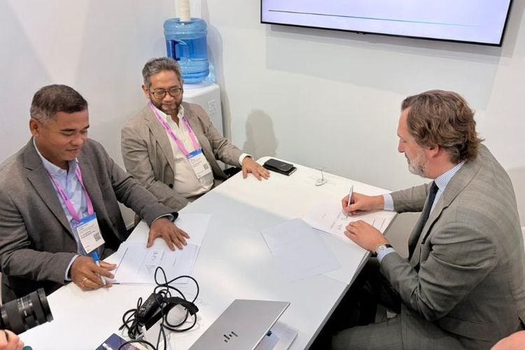 CEO Mitratel Theodorus Ardi Hartoko (kiri) dan CEO AALTO Hughes Boulnois (kanan) menandatangani Nota Kesepahaman (MoU) pada rangkaian agenda Mobile World Congress (MWC) di Barcelona, Senin (2/3/2026). 