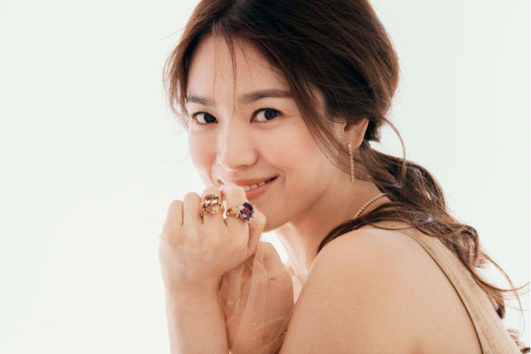 Artis peran Song Hye Kyo dalam sesi pemotretan kampanye perhiasan terbaru Bee My Love untuk merek perhiasan Chaumet.