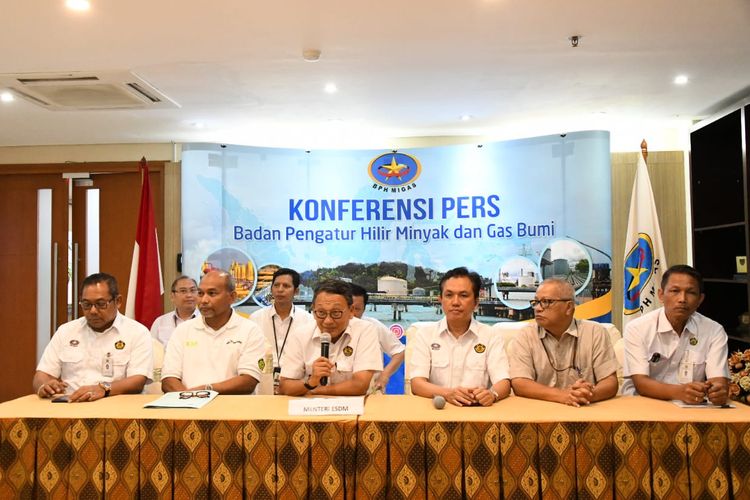 Menteri ESDM Arifin Tasrif, Kepala BPH Migas M. Fanshurullah Asa, dan Plt. Dirjen Migas Kementerian ESDM Djoko Siswanto, memberi konferensi pers terkait sektor ESDM dalam Nataru, kepada awak media.