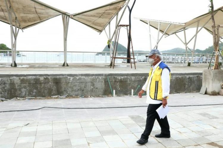 Menteri PUPR Basuki Hadimuljono saat meninjau pengerjaan penataan Kawasan Waterfront Pantai Marina, Bukit Pramuka Labuan Bajo