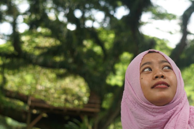 Seorang wisatawan sedang menikmati hutan Jawatan dengan puluhan Pohon Trembesi berusia ratusan tahun di Banyuwangi, Jawa Timur, Rabu (8/11/2017).