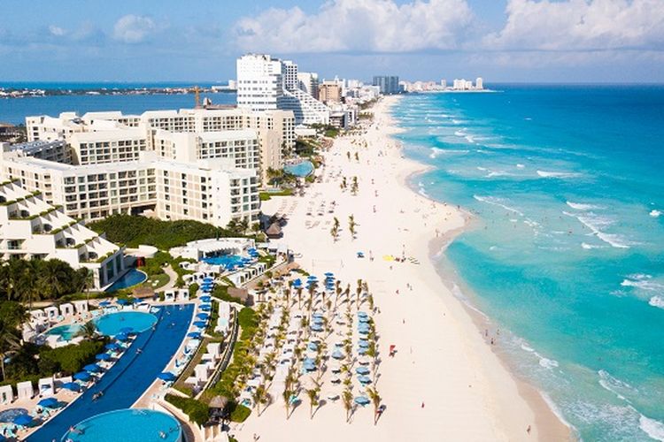 Ilustrasi Meksiko - Pemandangan sebuah pantai di Cancun.