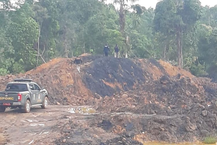 Lokasi penambangan ilegal di Bukit Tengkorak, Desa Suko Mulyo, Kecamatan Sepaku, PPU, saat ditinjau tim Gakkum KLHK wilayah Kalimnatan Seksi II Samarinda, Kamisn (1/7/2021). 