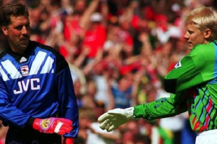 Kiper Arsenal, David Seaman (kiri), saat berhadapan dengan kiper Manchester United, Peter Schmeichel, dalam sebuah pertandingan.