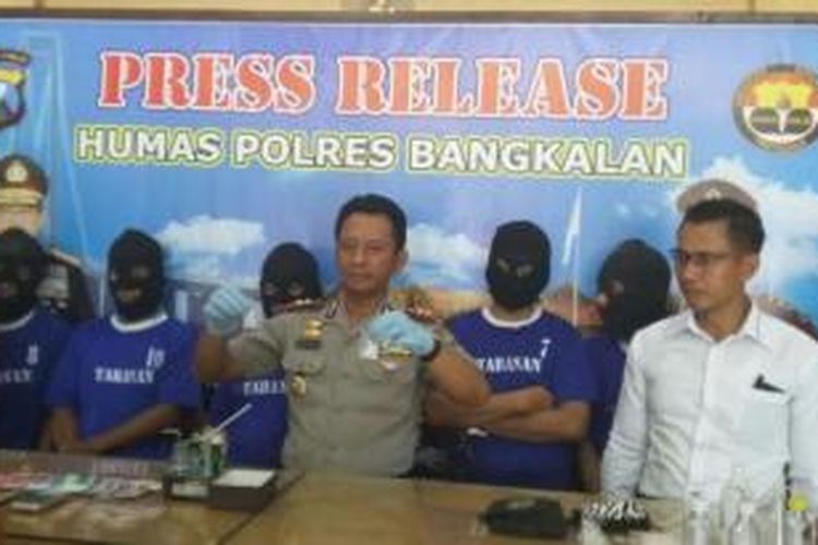 Lima tersangka pengedar narkoba terjaring Satreskoba Bangkalan setelah menggelar Operasi Sakau. Selain menangkap para tersangka, polisi juga menyita barang bukti berupa 17 gram sabu dan 3,45 ganja 
