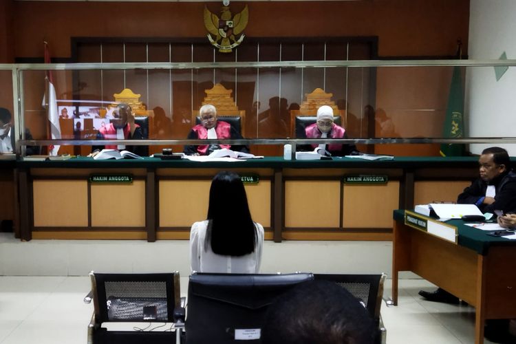 Artis Nirina Zubir saat bersaksi atas kasus penggelapan aset di Pengadilan Negeri (PN) Jakarta Barat, Selasa (17/5/2022). Keluarga Nirina Zubir diduga alami kerugian Rp 17 miliar atas perbuatan terdakwa Riri Khasmita dan suaminya, Edrianto.