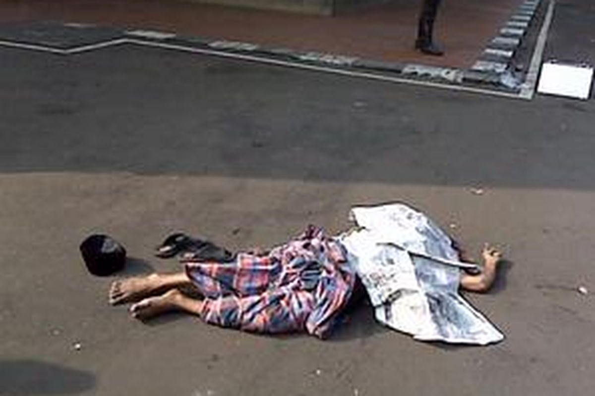 Jenazah korban bunuh diri yang terkapar di aspal pelataran parkir mesjid Istiqlal, Rabu (1/10) pagi.