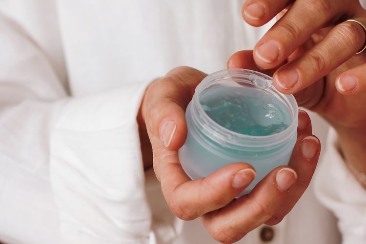 Ilustrasi produk kecantikan. Kosmetik ilegal kembali marak di marketplace dan mengandung bahan berbahaya seperti hidrokuinon hingga merkuri, yang dapat memicu kerusakan kulit serius dan risiko kesehatan jangka panjang.