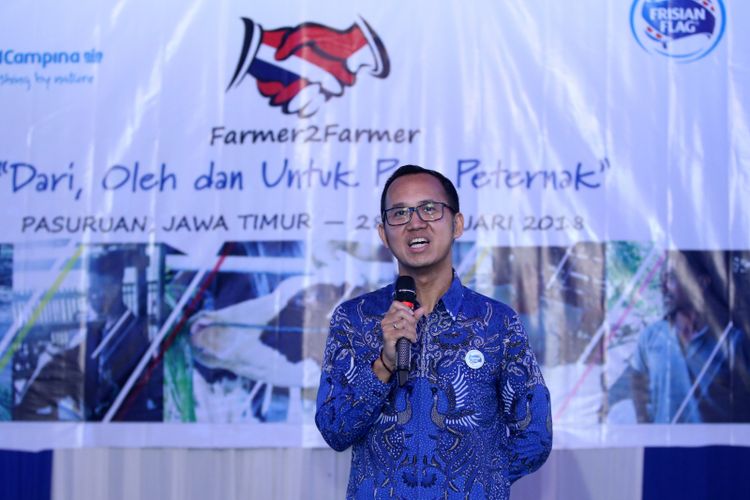 Corporate Affairs Director Frisian Flag Indonesia, Andrew F. Saputro memberi sambutan saat penutupan program Farmer2Farmer 2018 di KUTT Suka Makmur, Pasuruan, Jawa Timur, Rabu (28/2/2018). Pelatihan yang telah menjangkau hampir 1000 peternak sapi perah ini memasuki area cakupan baru  di Blitar dan Tulungagung.
