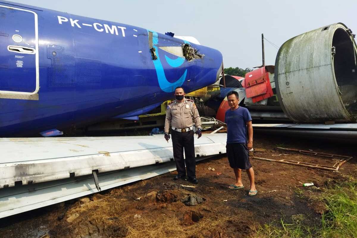 Anggota kepolisian mendatangi gudang penyimpanan bangkai pesawat yang berada pinggir Jalan Raya Bogor-Parung, Kampung Jampang, Desa Pondok Udik, Kecamatan Kemang, Kabupaten Bogor, Jawa Barat, Rabu (27/7/2022).