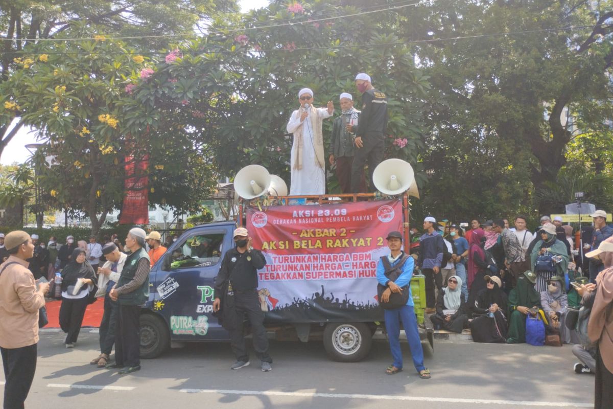 Suasana demo tolak kenaikan harga BBM bertajuk Aksi 2039 di kawasan Patung Kuda, Jakarta Pusat, Jumat (23/9/2022).