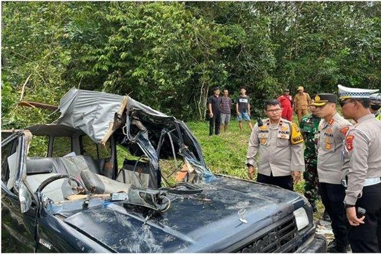 Kecelakaan di Gelumbang Muara Enim, Kijang Super vs Innova, 5  tewas 3 luka, Senin (27/3/2023). 


