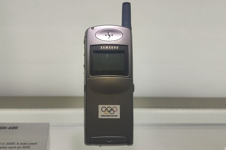 Samsung SGH-600, ponsel yang sudah dilengkapi dukungan jaringan GSM bikinan Samsung dan meluncur pada 2000