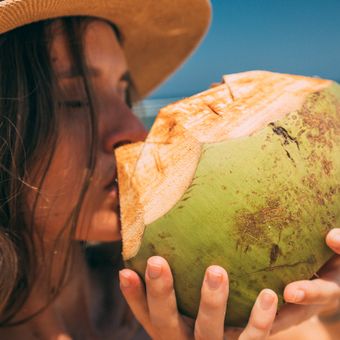 Ilustrasi minum air kelapa asli tanpa gula bermanfaat bagi kesehatan.