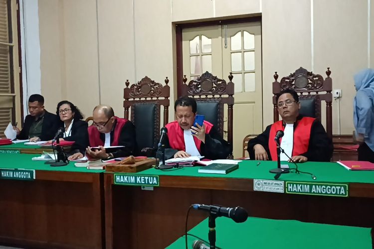 Ketua Majelis Hakim As'ad Rahim saat membacakan vonis 1 tahun penjara kepada preman bernama Jai Rakesh di Pengadilan Negeri Medan, Selasa (11/7/2023). Jai Sanker terbukti melakukan pengancaman  dan penghalangan peliputan wartawan di Medan.
