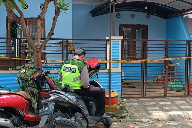 Polisi saat melakukan olah TKP di rumah ibu rumah tangga yang tewas akibat racun cairan pembersih lantai di Desa Watugede, Kecamatan Singosari, Kabupaten Malang.