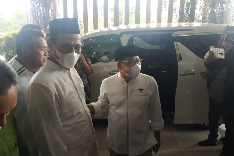 Eks Menteri Pertanian Andi Amran Sulaiman (kiri) dan Ketua Umum Partai Kebangkitan Bangsa (PKB) Muhaimin Iskandar di Makassar, Sulawesi Selatan, Rabu (2/3/2022).