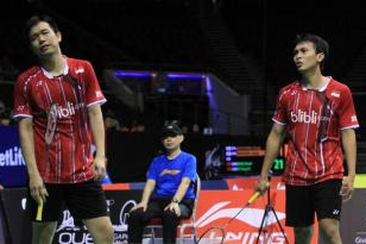 Pasangan ganda putra Indonesia, Mohammad Ahsan/Hendra Setiawan, bereaksi setelah kehilangan poin saat menghadapi pasangan Tiongkok, Fu Haifeng/Zhang Nan, pada laga semifinal Singapura Terbuka di Indoor Stadium, Sabtu (11/4/2015). Ahsan/Hendra kalah 21-18, 8-21, 17-21.