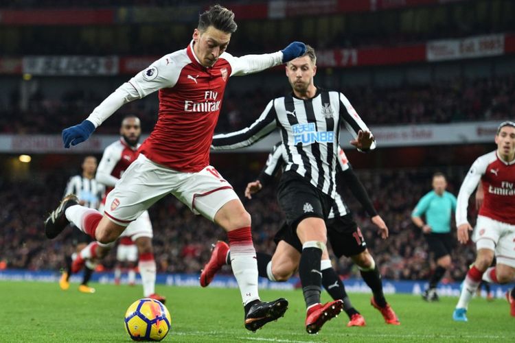 Mesut Oezil mencoba melepas tembakan ke arah gawang lawan pada pertandingan Premier League antara Arsenal dan Newcastle United di Stadion Emirates, Sabtu (16/12/2017).