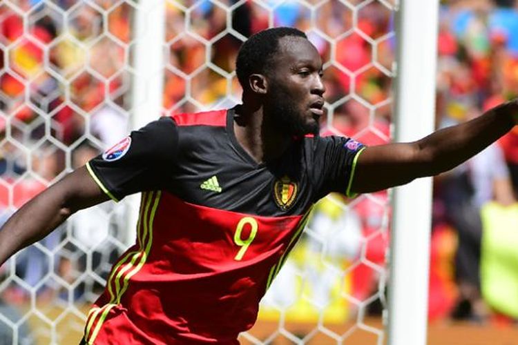 Penyerang Belgia, Romelu Lukaku, melakukan selebrasi setelah mencetak gol ke gawang Irlandia pada pertandingan penyisihan Grup E Piala Eropa 2016 di Stadion Matmut Atlantique, Bordeaux, Sabtu (18/6/2016).