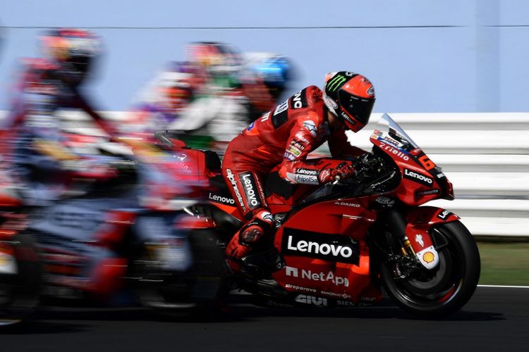 Francesco Bagnaia saat berlaga pada MotoGP San Marino 2022. (Photo by Filippo MONTEFORTE / AFP)