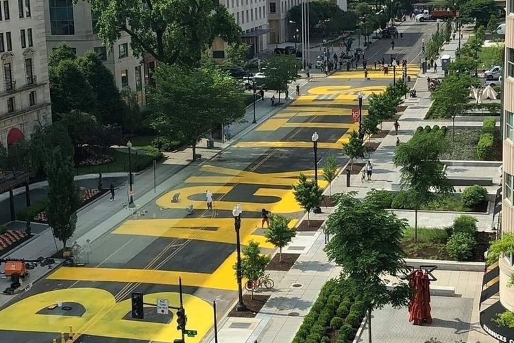 Para seniman dan relawan mengecat pesan Black Lives Matter di jalanan luar Gedung Putih, Washington DC, Amerika Serikat, pada 5 Juni 2020. Wali Kota Muriel Bowser menyatakan, jalan itu bakal diberi nama Black Lives Matter Plaza.