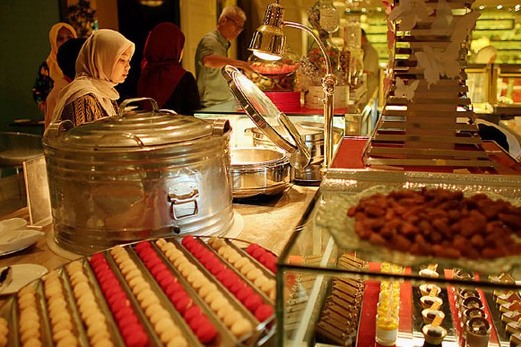 Suasana jelang waktu berbuka puasa di The Café, Hotel Mulia Jakarta.
