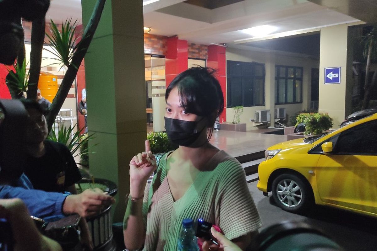Penumpang taksi online, Helena Christine, usai diperiksa Kepolisian Metro Jakarta Selatan usai Honda Brio yang dinaiki ditabrak sopir Fortuner pada Senin (13/2/2023) dini hari. 