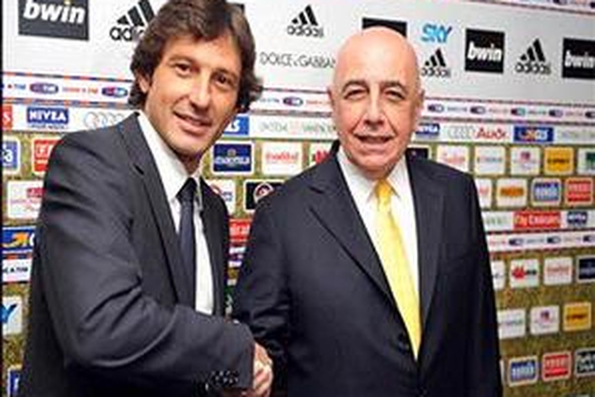 Leonardo bersalaman dengan Wakil Presiden AC Milan, Adriano Galliani, setelah ditunjuk sebagai pelatih klub itu.