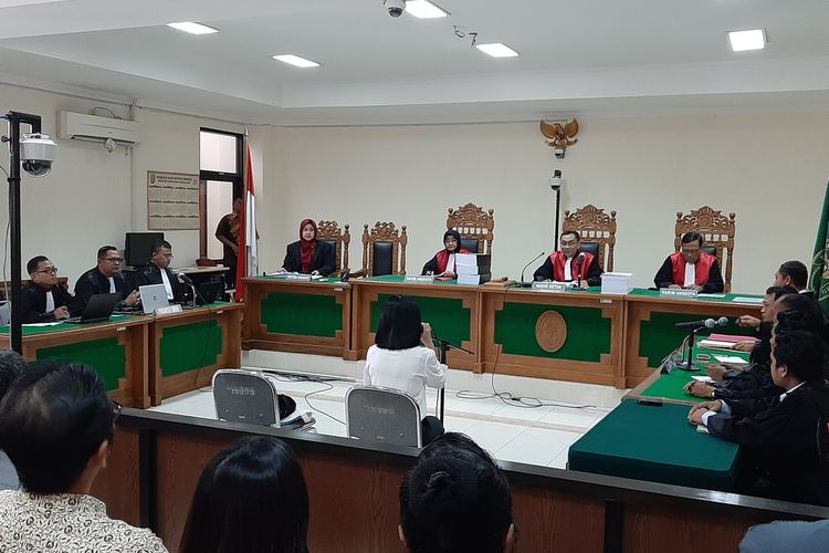 Direktur Utama PT. Manira Arta Mandiri Gabriella Yuan Ana saat mengikuti proses persidangan di Pengadilan Tindak Pidana Korupsi Yogyakarta dengan agenda pembacaan putusan.