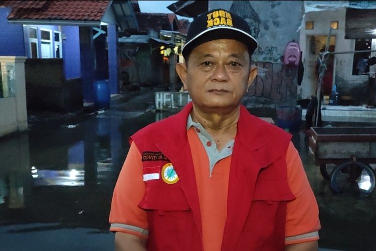 Anwar Sadat Camat Mundu Kabupaten Cirebon menunjukan titik lokasi banjir di Desa Mundu Pesisir, Kecamatan Depok, Kabupaten Cirebon, Senin (20/6/2022) petang