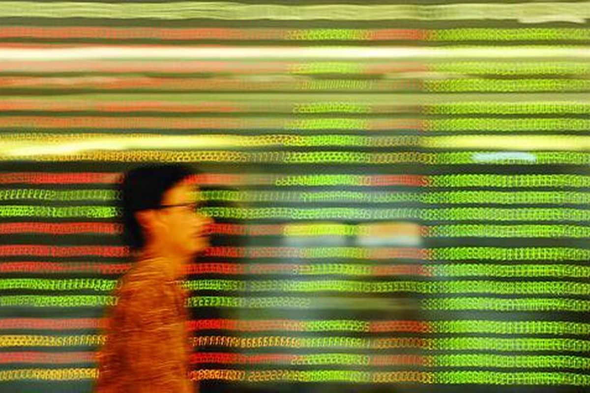 Pergerakan perdagangan saham pada hari terakhir sebelum libur Lebaran di Mandiri Sekuritas, Jakarta, Jumat (26/8/2011) lalu. Indeks Harga Saham Gabungan (IHSG) ditutup melemah atau turun 0,07 persen menjadi 3.841,731. 