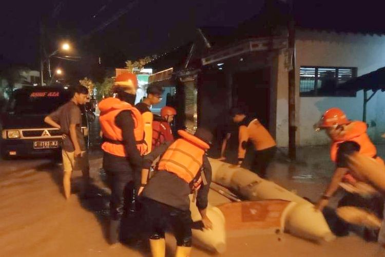 Relawan PMI Brebes menerjunkan perahu karet untuk memgevakuasi warga yang dikepung banjir di Kecamatan Jatibarang, Brebes, Rabu (4/1/2023) (Foto: Dok PMI Brebes)