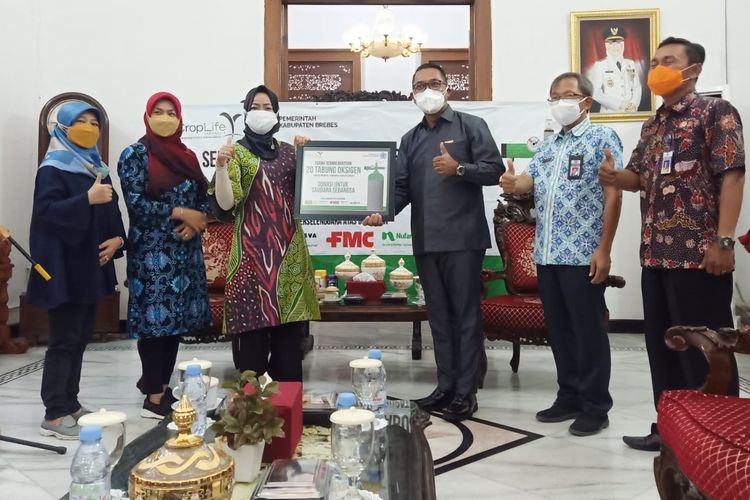 Pada Sabtu (24/7/2021), CropLife Indonesia sudah menyerahkan bantuan 20 dari 170 unit tabung oksigen untuk rumah sakit di Kabupaten Brebes, Jawa Tengah.

Hadir dalam penyerahan itu, utamanya, Direktur Eksekutif CropLife Agung Kurniawan dan Bupati Brebes Hj. Idza Priyanti. 
