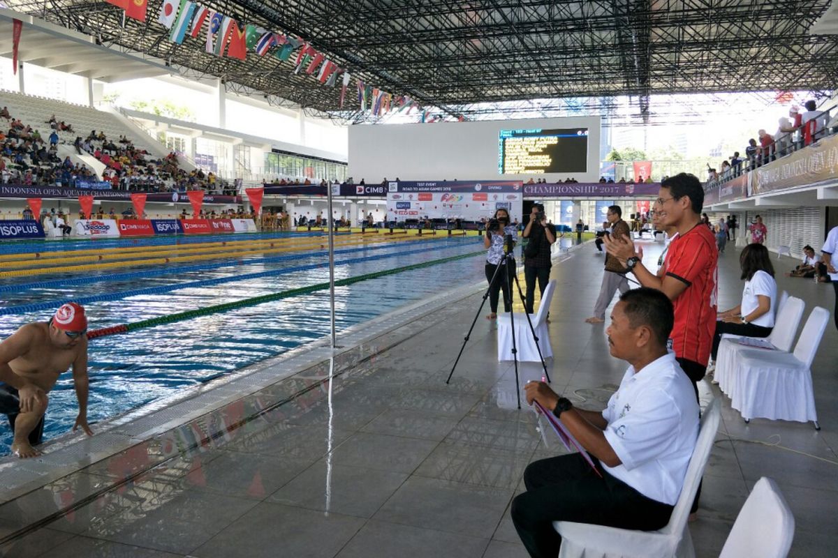 Wakil Gubernur DKI Jakarta Sandiaga Uno menyaksikan pertandingan Indonesia Open Master Aquatic Championship di Senayan Aquatic Center, Sabtu (9/12/2017). 