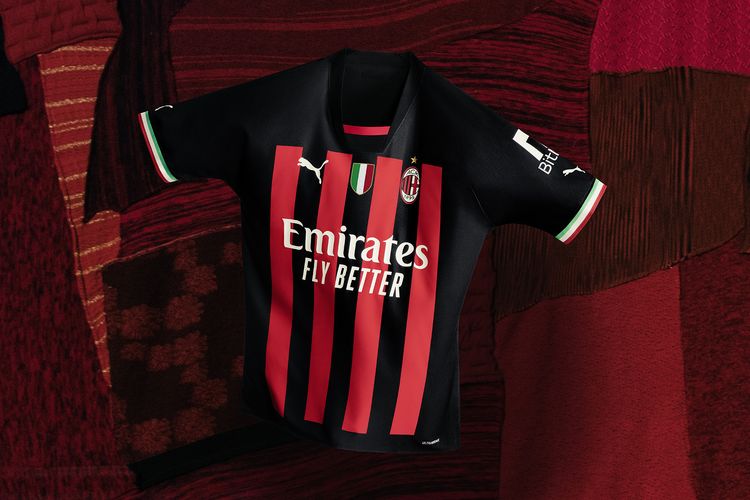 Penampakan jersey kandang terbaru AC Milan yang akan dipakai untuk musim 2022-2023. Jersey yang dilengkapi dengan perisai tanda scudetto itu telah resmi dirilis pada Senin 4 Juli 2022.