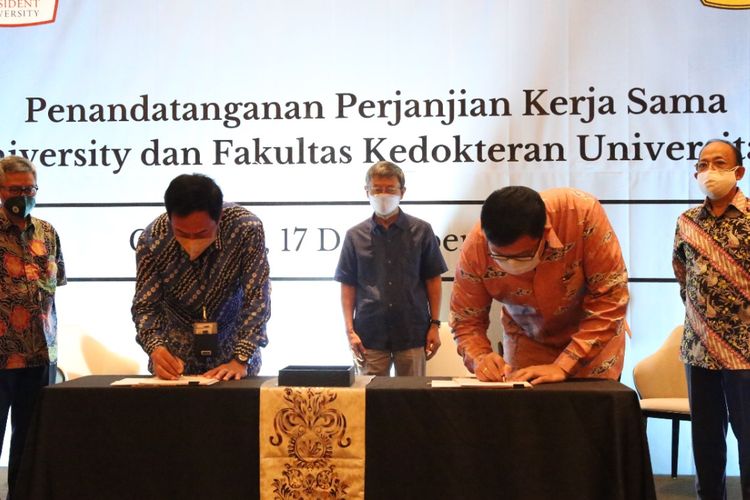 Penandatanganan Kerja Sama antara Prof Dr Jony Oktavian Haryanto dari President Univ dengan Prof Dr dr Yudi Mulyana Hidayat dari Fak Kedokteran Unpad, Jumat (17 Des 2021)