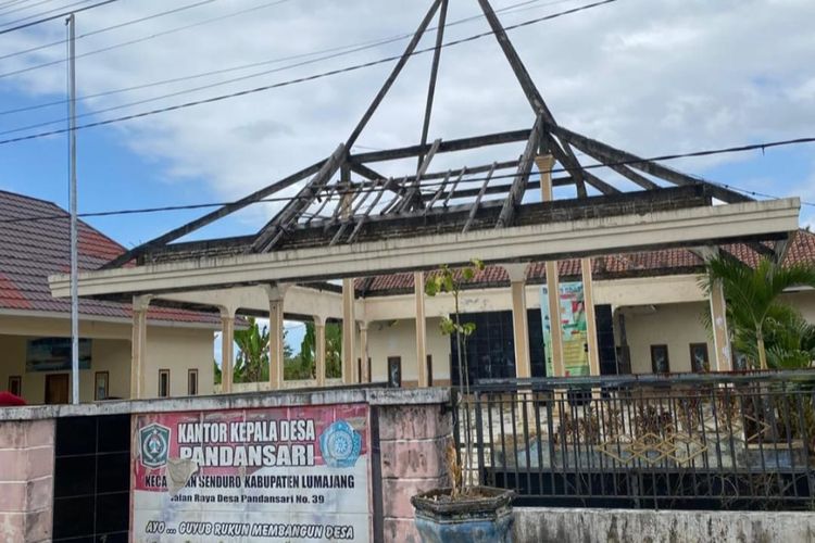 Kantor Desa Pandansari Lumajang Viral karena Tanpa Atap, Ini Penjelasan Camat