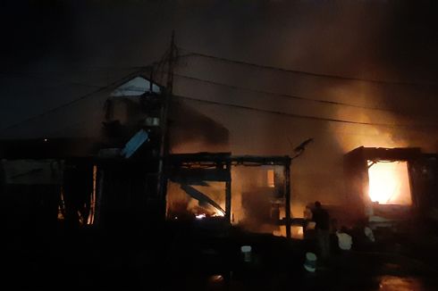 UPDATE Kebakaran Pasar Gembrong Pukul 01.00: Sudah 4 Jam, Api Belum Padam