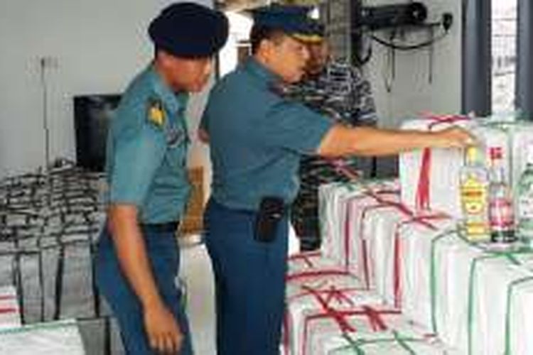 Prajurit TNI AL mengamankan satu unit kapal KM Trisula GT.6 NO 1238/PHB/57 yang membawa 300 kotak minuman keras tanpa dokumen asal Malaysia