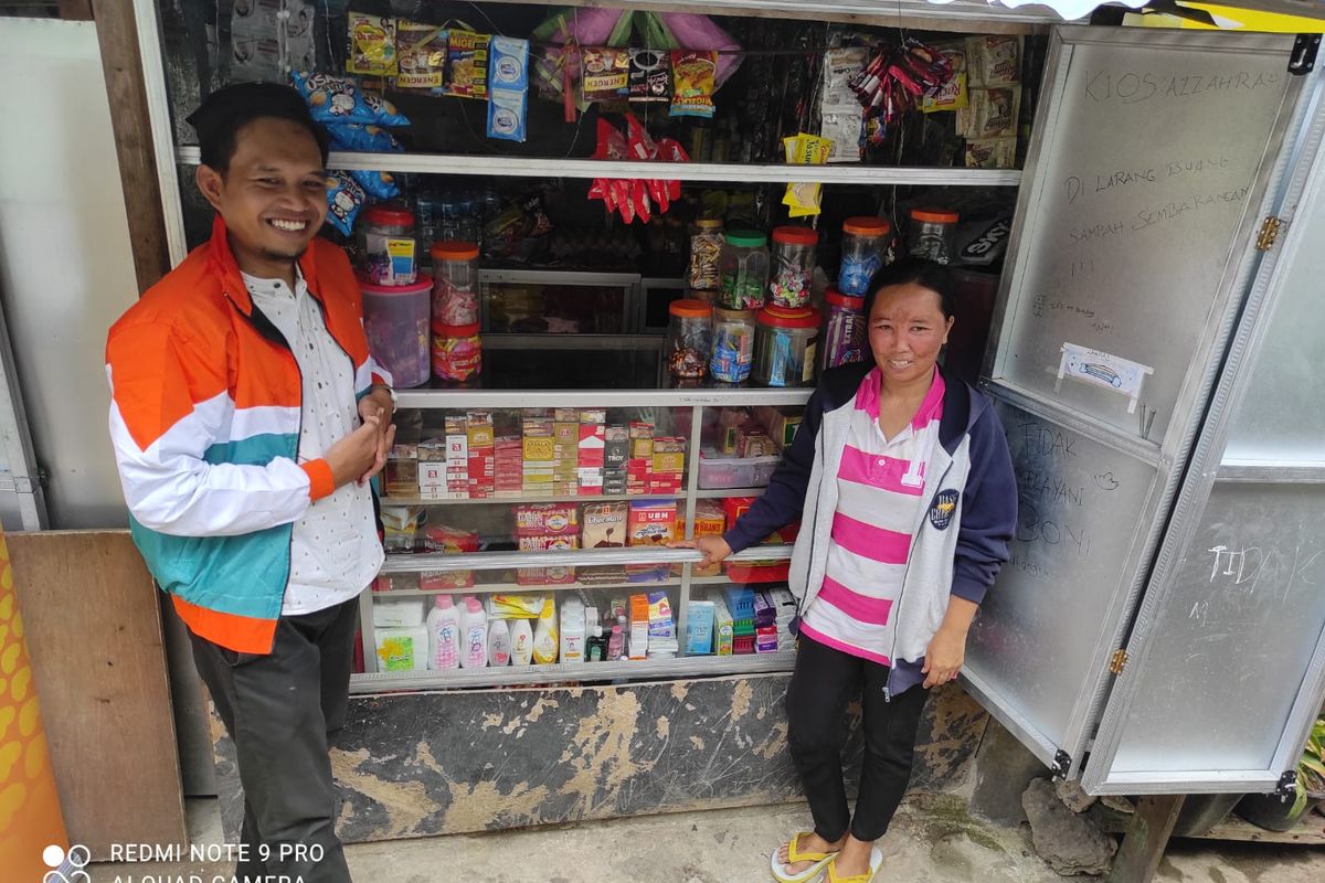 PHOTO:Sutiani, pedagang asal Kota Kupang, Nusa Tenggara Timur, saat dikunjungi Kepala Pembiayaan BTPN Syariah Bali dan Kupang (Baliku) Dony Aditya Dharmawan