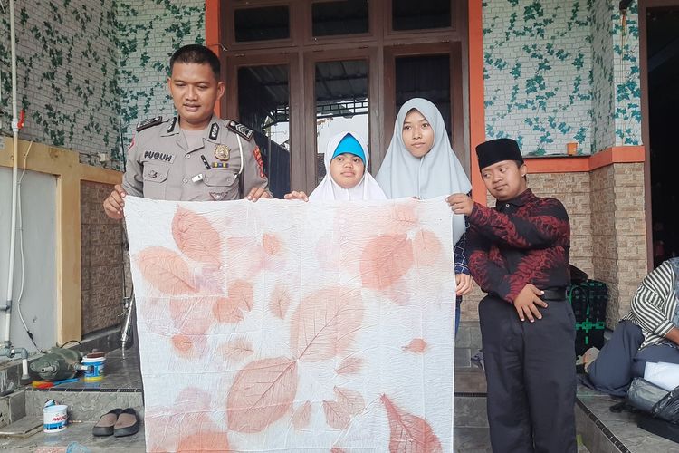 Bripka Puguh memberikan keterampilan ecoprinting ke sejumlah siswa berkebutuhan khusus saat ditemui di kediamannya, Kabupaten Blora, Jawa Tengah, Minggu (19/6/2022)