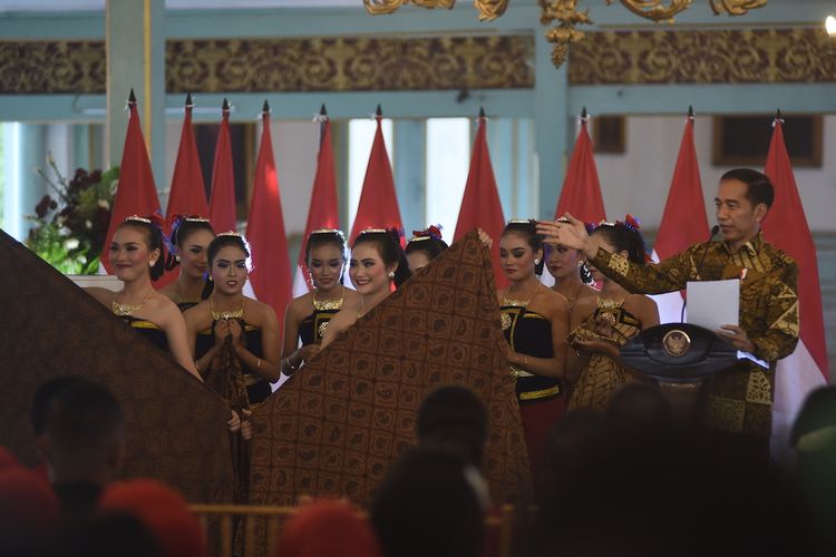 Presiden Joko Widodo dalam acara peringatan Hari Batik Nasional di Istana Mangkunegaran, Solo (2/10/2019).