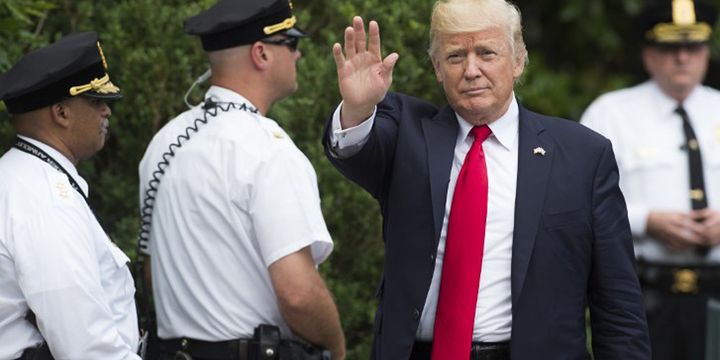 Foto yang diambil pada 16 Juni 2017 ini memperlihatkan Presiden Amerika Serikat Donald Trump yang dikelilingi petugas Secret Service berseragam, saat tiba di Marine One, Washington, DC.
 