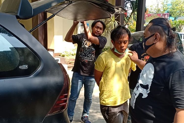 Satu dari tiga pelaku begal mobil rental di Brebes diamankan Tim Resmob Satreskrim untuk dibawa ke Mapolsek Brebes, Selasa (15/9/2020)(KOMPAS.com/Tresno Setiadi) 