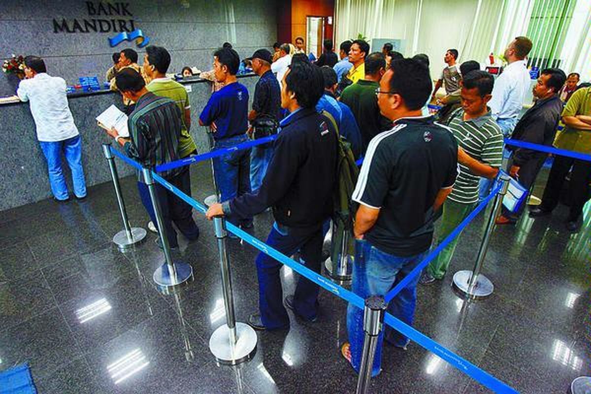 Nasabah mengantre untuk bertransaksi di Bank Mandiri di Gedung Plaza Mandiri, Jakarta, beberapa waktu lalu. Bank pemerintah ini menargetkan menjadi regional champion pada tahun 2010.  